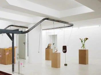 A linha transportadora torna a exposição de arte única uma realidade